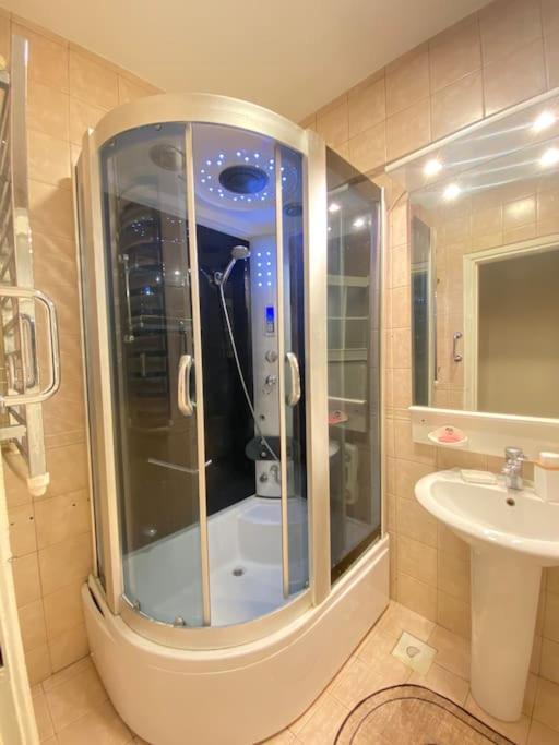 Comfy - Spacious Flat On The Kadikoey Seaside Apartment Istanbul Ngoại thất bức ảnh